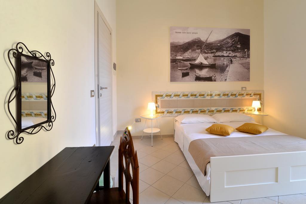 Santi E Saraceni Rooms Salerno Oda fotoğraf
